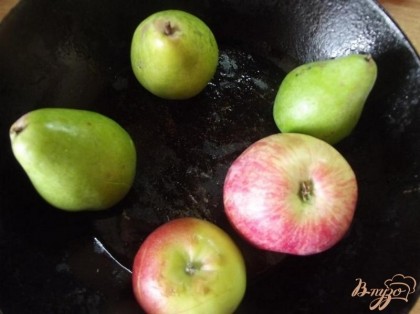 Главное помнить, что запечь таким простым образом можно только мягкие яблоки и груши. Другие фрукты требуют больше внимание к процессу приготовления, а из твердых сортов яблок и груш необходимо извлекать семенную коробочку. Выложите вымытые сухие фрукты в чугунную сковородку и отправьте запекаться при температуре 220 градусов.
