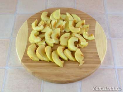 Яблоки очистить от кожуры, разрезать пополам и вырезать сердцевину. Порезать тонкими дольками.