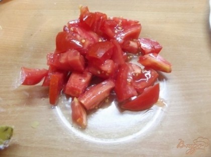 Сардельки и грибы в этом салате будут использоваться вареные.  Тем временем в глубокую миску нарезаем помидоры не слишком крупно но и так, чтобы они сильно не стекали.