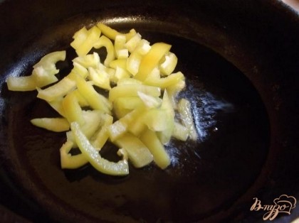 На сковородке разогреваем растительное масло. На нагретом масле в течении 3 минут обжарьте болгарский перец, на большом огне.
