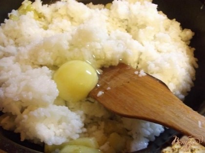 Готовый рис выложите на сковородку к перцу и добавьте яйцо. Все быстро перемешайте и обжаривайте примерно 7-10 минут на среднем огне постоянно перемешивая. Солим по вкусу в процессе приготовления.