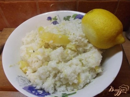 Готовый рис выкладываем в миску и заправляем лимонным соком. Цедру лимона натираем и перемешиваем.