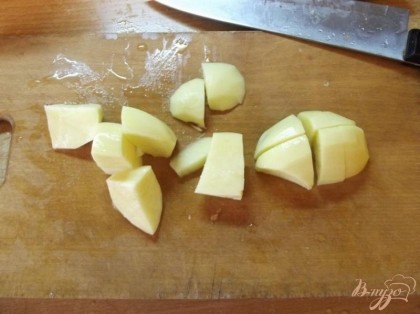 Картофель почистите и хорошенько вымойте. Нарежьте крупными кубиками размером чуть меньше, чем мясо. Отправьте картофель следом за луком влив еще немого воды (50 мл).