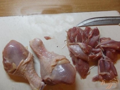 Куриные ножки моем, снимаем с них кожицу и нарезаем мясо кусочками произвольного размера.