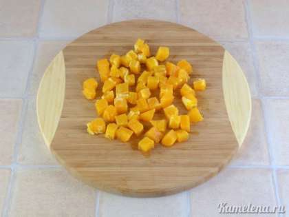 Апельсин очистить от кожуры, порезать кубиками.