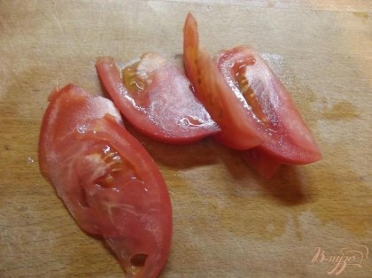 Нарезаем помидор удобными для пюрирования кусочками.