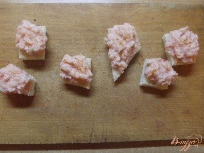 Намажьте пасту ножом на хлеб. Украсьте свернутыми кусочками имбиря - он прекрасно сочетается с пастой по вкусу!