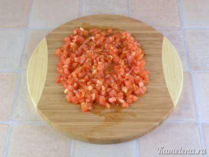 Порезать помидоры мелкими кубиками.