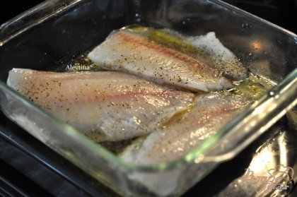Разогреть духовку до 180 гр. Подсушить кедровые орешки. В жаропрочную форму выложить филе рыбы. Посолить и поперчить с обеих сторон. Добавить  оливковое масло и вино.