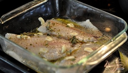 Затем добавить чеснок и порубленный базилик. Накрыть фольгой и поставить в разогретую духовку на 200 гр на 15 мин.