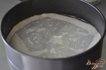 Разогреть духовку до 180 гр. Смазать круглую форму маслом, застелить бумагой для выпечки, смазать вновь.