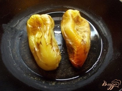 В сковородку для запекания положите перец. Духовку нагрейте до 200 градусов и выпекайте перец пока он не станет полностью мягким (примерно 20 минут, возможно больше в зависимости от особенностей вашей духовки и сорта болгарского перца.