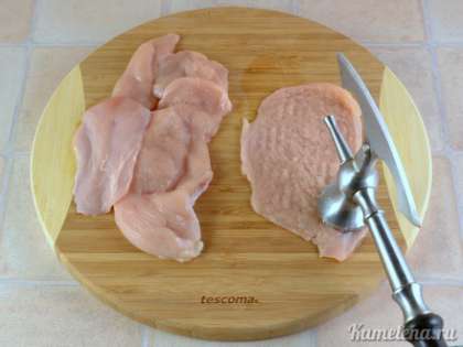 Куриное филе порезать длинными тонкими пластинами. Отбить каждый кусочек кухонным молотком.