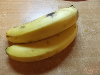С банана снимаем шкурку. Из одного крупного банана получается примерно 5 средних тарталеток.
