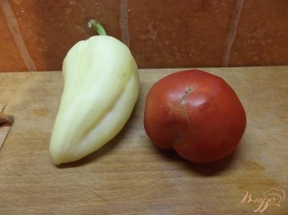 Помидоры необходимо нарезать крупно, ломтиками толщиной в 1 см не менее. Лучше брать сладкие помидоры.
