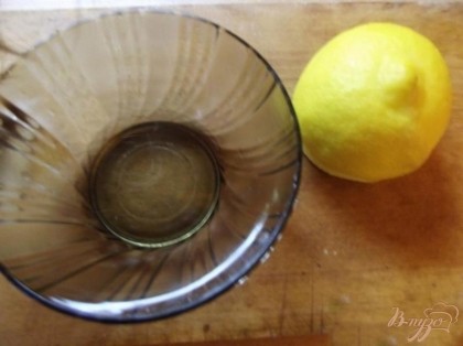 Соус готовим так: смешиваем лимонный сок с оливковым маслом в пропорции 2:1 (масло/сок).