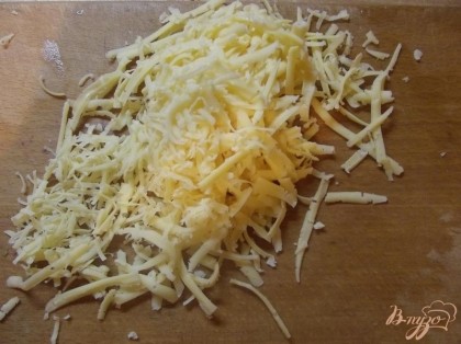 Сыр фета используйте самый жирный. Тогда не будет необходимости заправлять пасту большим количеством масла. Кроме того обратите внимание на соленость сыра. В зависимости от этого посолите спагетти. Твердый сыр натрите на крупной терке.