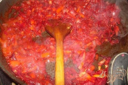 Приготовим зажарку. Для этого на растительном масле обжарить лук, морковь, болгарский перец, буряк, добавить немного томатов и потушить 10 минут на слабом огне.