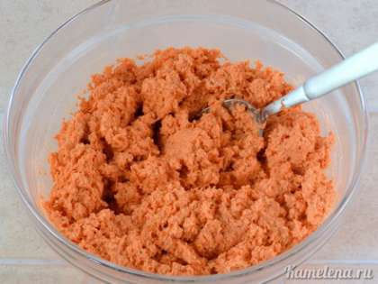 Соединить морковь, орехи, выдавленный через чеснокодавилку чеснок. Добавить сметану (или майонез),  посолить и перемешать.