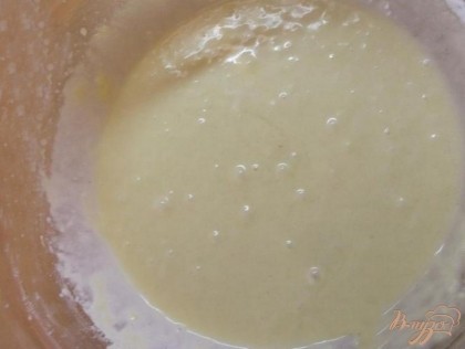 Для начала в миске вам необходимо смешать яйцо с молоком. Переболтайте их слегка вилкой. Теперь вливаем растопленное и слегка остывшее сливочное масло струйкой. Муку отдельно просеиваем с разрыхлителем, сахаром и подсыпаем в тесто. При помощи блендера на медленной скорости перемешиваем все компоненты до получения однородного, жидковатого тесто.
