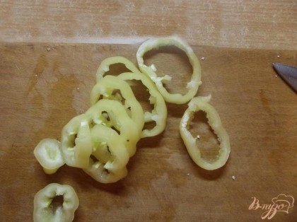Болгарский перец очищаем от семечек после чего хорошенько вымываем снаружи и изнутри. Нарезаем перец крупными кольцами.