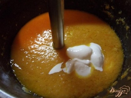 Варите суп до мягкости тыквы около 15 минут на медленном огне. Дальше прямо в кастрюле при помощи блендера превратите суп в пюре. Добавьте сметану и снова взбейте пюре блендером. Вскипятите, снимите с огня и накройте крышкой.