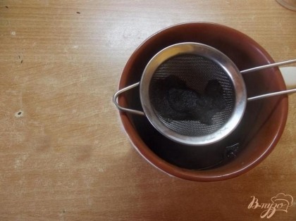 Заварите кофе. На 2 ч.л. кофе с горкой возьмите 300 мл воды. Процедить кофе обязательно! Можно и не один раз. Сахар кладите сразу в кружку.