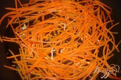 Морковь трем на терку для корейской морковки. На растительном масле обжаривае морковку( огонь средний) до момента, когда морковь посветлеет и станет упругой. На это уйдет около 5 минут не больше.
