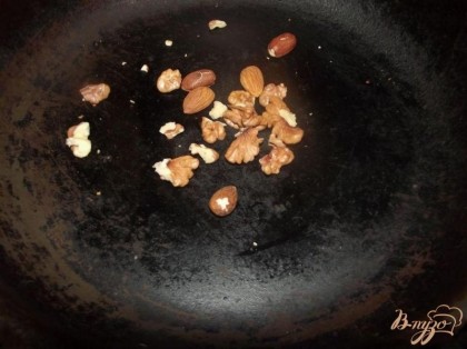 Орехи обжарьте и измельчите в блендере в крошку. Использовать можно любые орехи на ваш вкус.