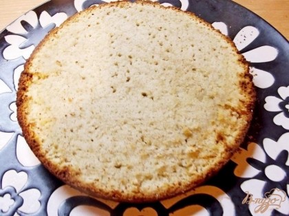 Готовый пирог разрежьте на 2-3 коржа, в зависимости от размеров форму в которой он выпекался. Масло взбейте с сахарной пудрой, 1 ст.л ложкой кофе и 1 ст.л. ликера в густой пышный крем. Немного пудры отложите для присыпки пирога (около 2 ст.л.). Теперь при помощи ножа очень быстро нанесите крем слоем в 1-2 см на теплые коржи. Соедините коржи и поставьте в холодильник на ночь. Если пирог вам необходимо подать сегодня, тогда поступите так. Дайте коржам полностью остыть после чего слоем ДО 1 см нанесите крем. Соедините коржи и до надобности отправьте в холодильник. В этом случае пирог не будет таким сочным, но все равно будет вкусный.