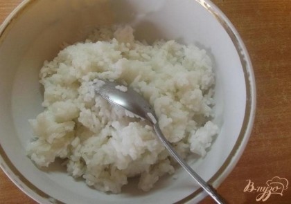 Тыкву и рис ставим варится одновременно (в разной посуде). Готовятся они примерно одинаково. Готовый рис выкладываем в глубокую миску. Тыква готова когда она распадается, очень мягкая. Тыкву кладем в миску к рису и добавляем сахар.
