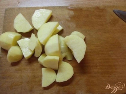 Начнем приготовление блюда с того, что вымоем и очистим от кожуры картофель. Сорта картофеля лучше брать мягкие, которые обычно варят. Нарезаем дольками до 1 см толщиной.