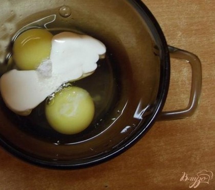 Омлет у нас будет самый простой. Яйца взбиваем со сметаной. Когда картофель станет мягким (около 25 минут) залейте его яйцом и запеките до готовности омлета.