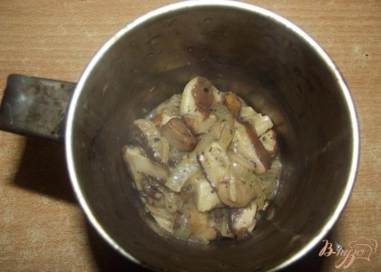 Когда грибы с луком будут готовы, переложите их в мисочку. Отложите 6 ст ложек с горкой грибов для приготовления соуса. Пюрируйте отложенные грибы блендером. Попробуйте на вкус и при необходимости посолите.