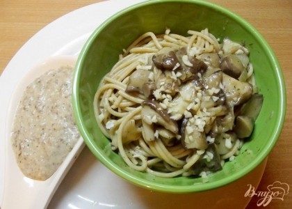Готово! Выложите спагетти в глубокую тарелочку и посыпьте свежим мелко рубленным чесноком. Соус подайте отдельно.