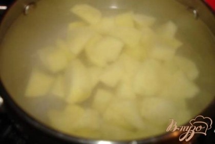 Все обжарить и выключить. Несколько целеньких грибочков отложить для декора.Картофель очистить. Залить кипятком( 1,5 литра) и варить до готовности.