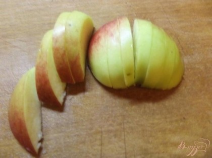 Готовые сливки охлаждаем в холодильнике 10 минут, а тем временем нарезаем яблоки. Шкурку с яблок снимать не нужно, поскольку они будут в карамели. Нарежьте яблоки такими кусочками, чтобы они умещались в корзиночки.