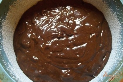 Растопите шоколад любым удобным вам способом. Вливаем жидкий шоколад в тесто. Перемешиваем все компоненты миксером на большой скорости чтобы тесто стало однородное. Перекладываем в силиконовую форму (смазывать нет необходимости), орехи выкладываем по верху пирога (сырые!) и выпекаем не более 35 минут при температуре 200 градусов. Одним из важных показателей готовности пирога является твердость его верхушки. Если передержать, верх будет хрустеть. Он должен чуть схватится и при нажатии пальцем не проваливаться. Внутри пирог будет еще по всем признакам (прокалывание спичкой) сыроватым - это нормально. Выключите газ и оставьте его остывать в приоткрытой слегка лишь духовке на 30 минут. Когда пирог остынет, выньте его из формы и разрежьте на два коржа. Если форма у вас была не большая и глубокая, то можно и на три. Пропитайте ликером нижний корж и верхний со стороны разреза. Можно использовать столовую ложку. Снова соедините коржи и хорошо прижмите. Дайте постоять 15 минут и можно подавать.