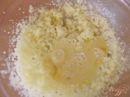 Отдельно взболтайте вилкой яйца и влейте к маслу. Муку просейте с пищевой содой и подмешайте к тесту. Все это делается ложкой без использования миксера.