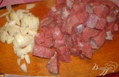Мясо говядины вымыть, удалить сухожилия и уплотнения жира. Нарезать кубиком размером с рафинад.