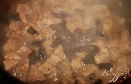 Через 40 минут добавить нарезанный кусочками чернослив.За 5 минут до выключения добавить дробленный в мелкую крошку грецкий орех. Перемешать. Как только вы добавите орех, жидкость (подливка) в мясе загустеет. Можно выключать.