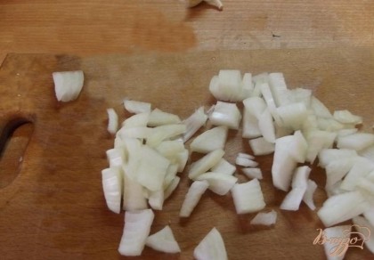 Картофель очистите и нарежьте удобными кусочками. Лук необходимо нарезать кубиками или четвертушками колечек на свое усмотрение и вкус.