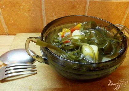 Готово! Готовый суп подавать необходимо горячим. К нему подайте два прибора: вилку и ложку. Так же можно капусту измельчить (уже после приготовления!) кухонными ножницами. Кушайте на здоровье!=)