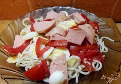 Готово! Сверху выложите помидоры с сосисками, чеснок и подавайте. Такие спагетти вкусные горячими.