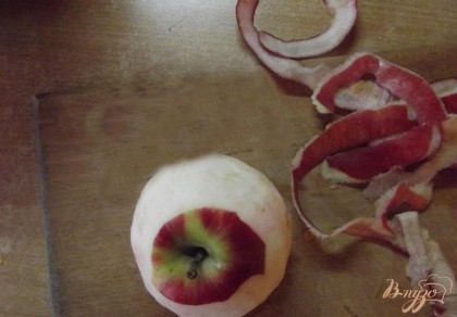 С яблока снимите шкурку. Разрежьте яблоко и выньте из него семенную коробочку.