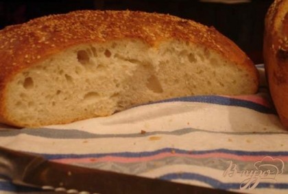 Готово! Разогреваем духовку до 250 градусов. Ставим туда хлеб для выпекания на 10 минут. Уменьшаем жар до 200 градусов и выпекаем хлеб до готовности около 30 минут.Хлебу дать полностью остыть и уже после нарезать и кушать.