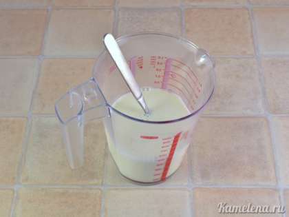 Взять молоко комнатной температуры (можно подогреть до 30 градусов, я не грела), добавить сахар, соль, перемешать.