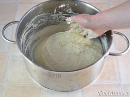 Замесить тесто, оно получается  довольно липкое и мягкое.  Добавить растительное масло, перемешать еще раз.