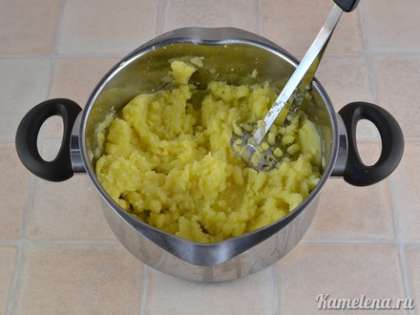С готового картофеля слить всю жидкость, добавить 50 г сливочного масла, потолочь толкушкой в пюре.