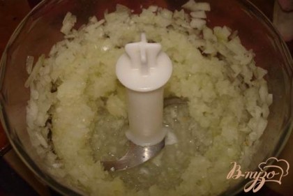 Ставим варить картофель. Картофель очистить, отварить без соли. Картошку заливаем кипятком. Солим перед выключением за 5 минут до. Всю воду сливаем и быстро толчем пока не остыла. После добавляем репчатый лук( предварительно обжаренный) и натертый на терку твердый сыр. Перемешать. Приправить солью и перцем. выдавить зубок чеснока. Можно добавить сливочного масла. Нюанты:Лук перебила в блендере. Не люблю когда попадается крупными фрагментами уже в варенике.